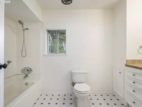 Bath - 5535 SE 302nd Ave, Gresham, OR 97080 photo 2 of 4