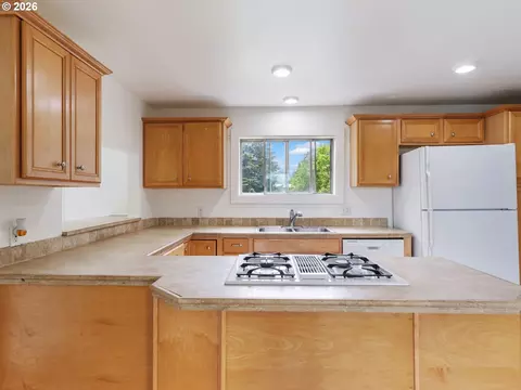 Kitchen - 5535 SE 302nd Ave, Gresham, OR 97080 photo 2 of 4