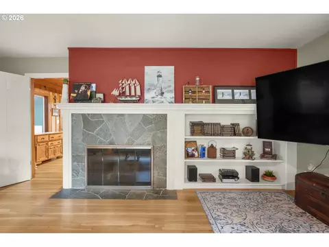 Living - 27424 SEagle Creek Rd, Estacada, OR 97023 photo 4 of 7