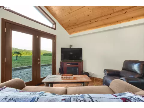 Living - 27424 SEagle Creek Rd, Estacada, OR 97023 photo 6 of 7