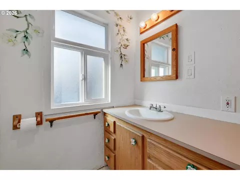 Bath - 301 SW 3rd Ave, Canby, OR 97013 photo 1 of 2