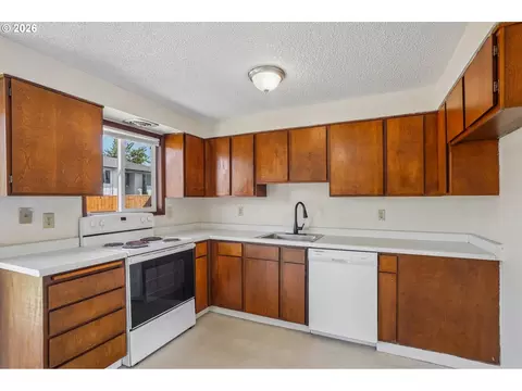 Kitchen - 3305 NE 15th St, Gresham, OR 97030 photo 4 of 6