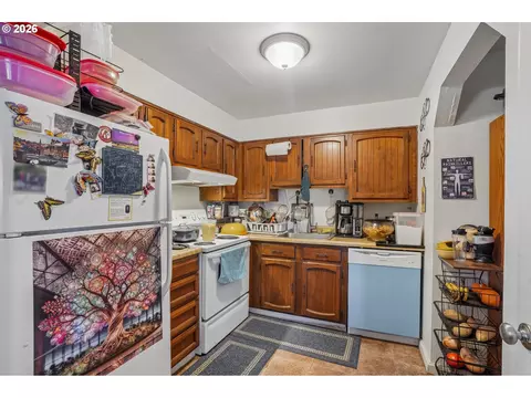 Kitchen - 3305 NE 15th St, Gresham, OR 97030 photo 6 of 6