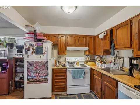 Kitchen - 3305 NE 15th St, Gresham, OR 97030 photo 5 of 6
