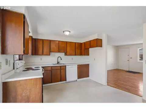 Kitchen - 3305 NE 15th St, Gresham, OR 97030 photo 3 of 6