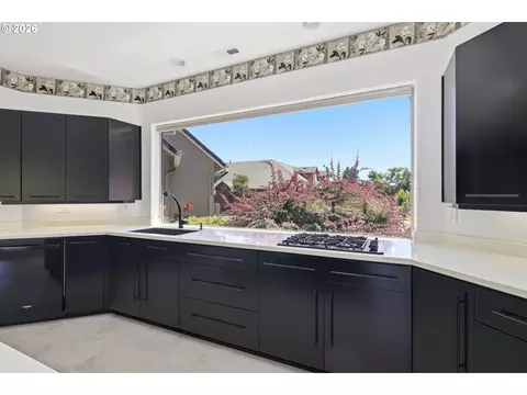Kitchen - 2833 20th St, Springfield, OR 97477 photo 2 of 4