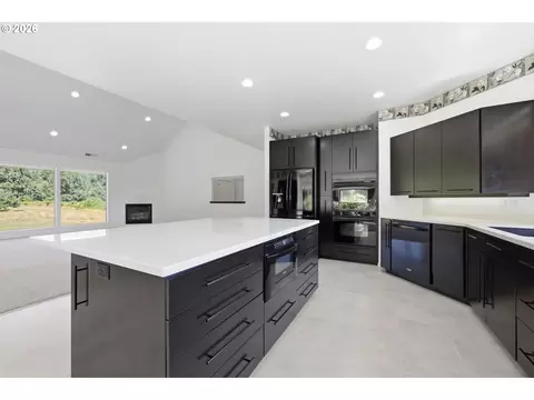 Kitchen - 2833 20th St, Springfield, OR 97477 photo 3 of 4