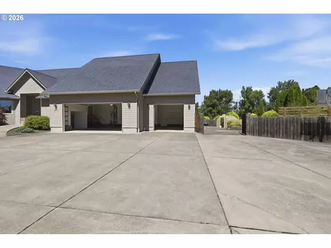 Exterior - 2833 20th St, Springfield, OR 97477 photo 11 of 13
