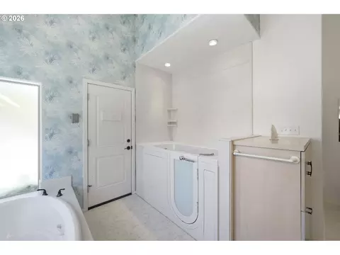 Bath - 2833 20th St, Springfield, OR 97477 photo 3 of 6