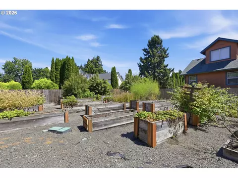 Exterior - 2833 20th St, Springfield, OR 97477 photo 12 of 13