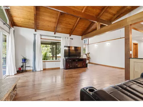 Living - 45225 SE Paha Loop Dr, Sandy, OR 97055 photo 2 of 4