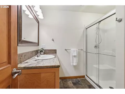 Bath - 45225 SE Paha Loop Dr, Sandy, OR 97055 photo 4 of 6