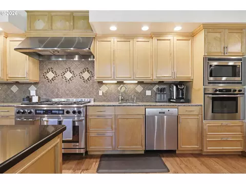 Kitchen - 45225 SE Paha Loop Dr, Sandy, OR 97055 photo 4 of 5