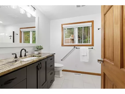Bath - 45225 SE Paha Loop Dr, Sandy, OR 97055 photo 2 of 6