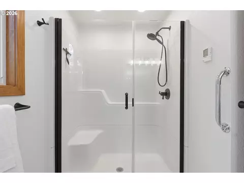 Bath - 45225 SE Paha Loop Dr, Sandy, OR 97055 photo 3 of 6