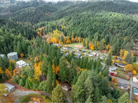 487 Montgomery Ave, Glendale, OR 97442 photo 5