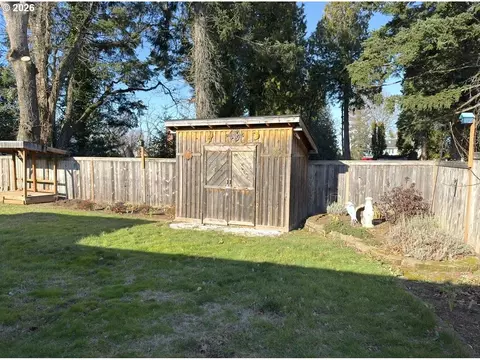 Exterior - 1745 NW 7th Pl, Gresham, OR 97030 photo 6 of 11