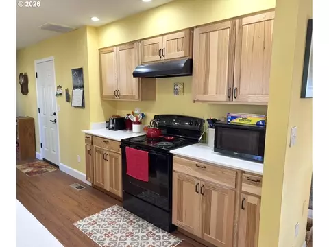 Kitchen - 1745 NW 7th Pl, Gresham, OR 97030 photo 2 of 3