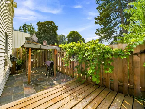 Exterior - 726 SE Rene Ave, Gresham, OR 97080 photo 3 of 8