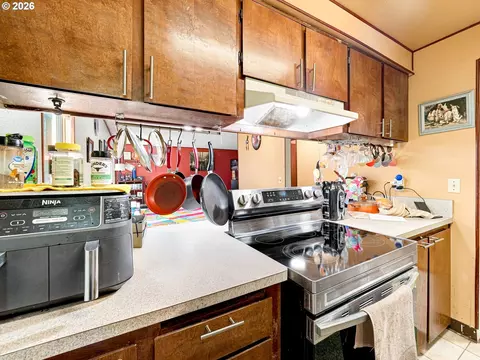 Kitchen - 726 SE Rene Ave, Gresham, OR 97080 photo 3 of 3