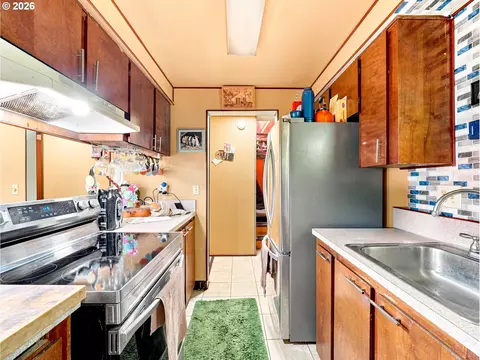 Kitchen - 726 SE Rene Ave, Gresham, OR 97080 photo 2 of 3