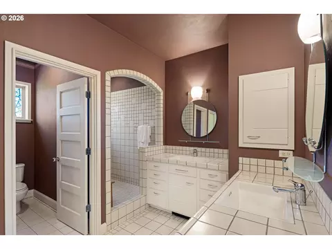 Bath - 3831 Woodson Ct, Eugene, OR 97405 photo 2 of 5