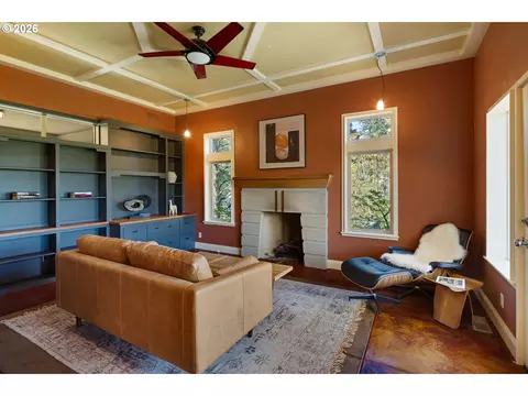 Living - 3831 Woodson Ct, Eugene, OR 97405 photo 2 of 2