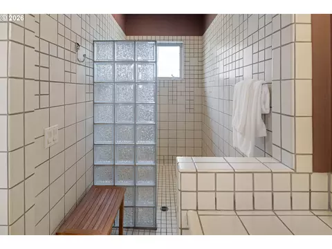 Bath - 3831 Woodson Ct, Eugene, OR 97405 photo 3 of 5