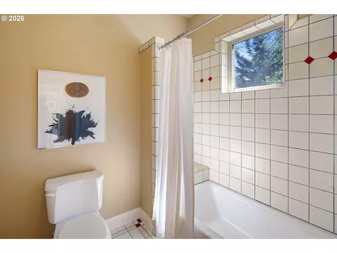 Bath - 3831 Woodson Ct, Eugene, OR 97405 photo 5 of 5