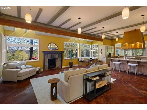 Living - 3831 Woodson Ct, Eugene, OR 97405 photo 1 of 2