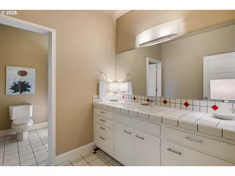 Bath - 3831 Woodson Ct, Eugene, OR 97405 photo 4 of 5