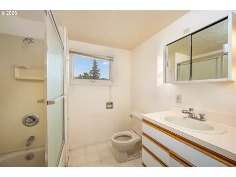 Bath - 2161 Hilyard St, Eugene, OR 97405 photo 2 of 2
