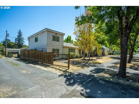 Exterior - 2161 Hilyard St, Eugene, OR 97405 photo 4 of 12