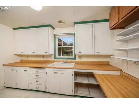 Kitchen - 2161 Hilyard St, Eugene, OR 97405 photo 1 of 2