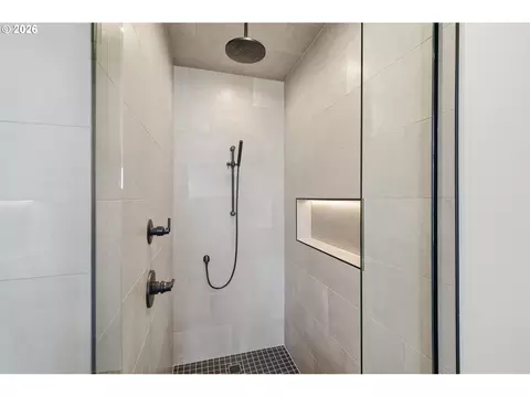Bath - 3490 Southview Dr, Eugene, OR 97405 photo 5 of 7