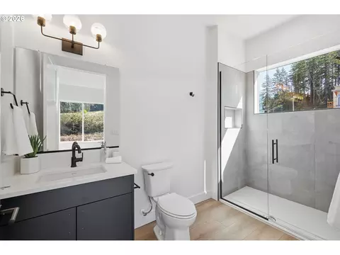 Bath - 3490 Southview Dr, Eugene, OR 97405 photo 7 of 7
