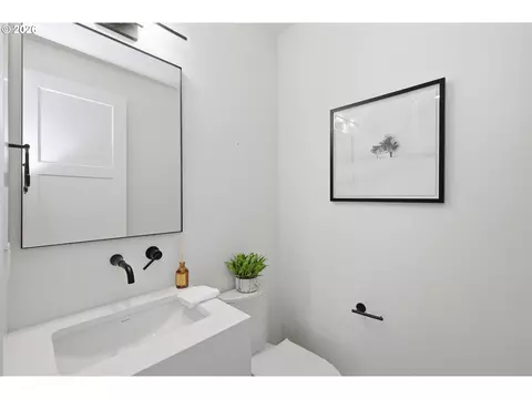 Bath - 3490 Southview Dr, Eugene, OR 97405 photo 1 of 7
