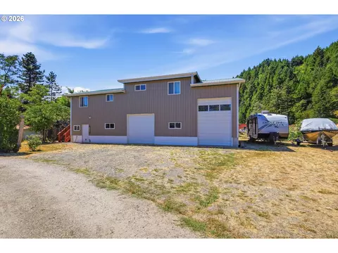 76566 Davis Rd, Oakridge, OR 97463