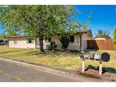 570 S 4th St, Harrisburg, OR 97446