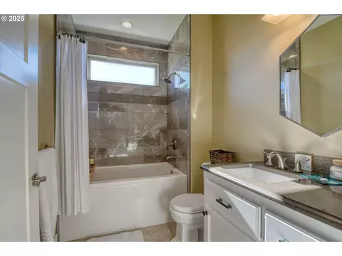 Bath - 70349 Lakeside Rd, Pendleton, OR 97801 photo 3 of 4