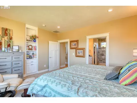 Bedroom - 70349 Lakeside Rd, Pendleton, OR 97801 photo 2 of 5
