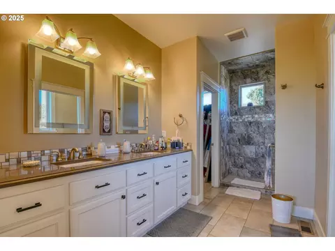 Bath - 70349 Lakeside Rd, Pendleton, OR 97801 photo 2 of 4