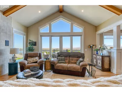 Living - 70349 Lakeside Rd, Pendleton, OR 97801 photo 4 of 5