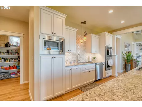 Kitchen - 70349 Lakeside Rd, Pendleton, OR 97801 photo 4 of 5