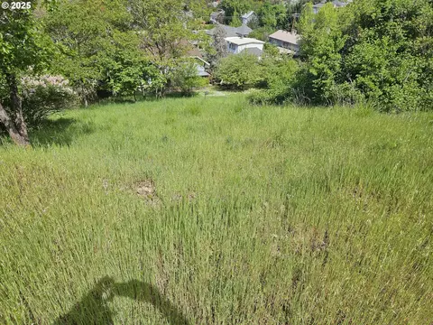 1608 SEddy St, Roseburg, OR 97470