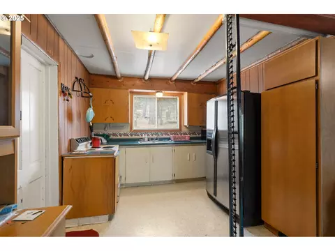 Kitchen - 80982 Cougar Ln, Heppner, OR 97836 photo 4 of 5