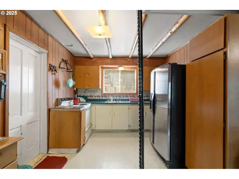 Kitchen - 80982 Cougar Ln, Heppner, OR 97836 photo 2 of 5