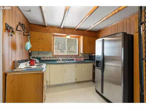 Kitchen - 80982 Cougar Ln, Heppner, OR 97836 photo 3 of 5