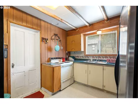 Kitchen - 80982 Cougar Ln, Heppner, OR 97836 photo 1 of 5