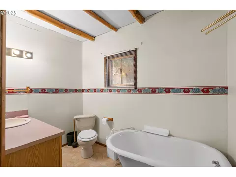 Bath - 80982 Cougar Ln, Heppner, OR 97836 photo 1 of 1